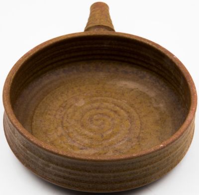 כפר סמיר - קלחת קרמיקה גדולה, תוצרת כפר סמיר, עבודת אובניים, חתומה, דוגמת ספירלה. גובה: 8 ס"מ * 