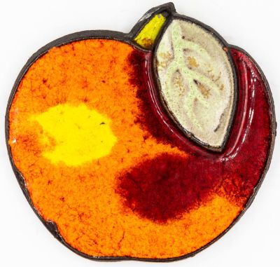 קורן - פלאק קרמיקה לתליה, צורת תפוח, מזוגג, חתום קורן. מידות: 12 ס"מ * 11 ס"מ