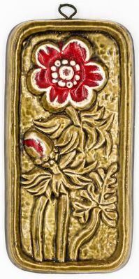 בית היוצר - פלאק לתליה תוצרת בית היוצר, תבליט כלנית, מדבקת יצרן ומדבקת אריאלה וייסוף. מידות: 14 ס"מ 