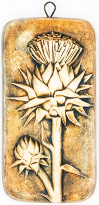 פלאק לתליה תוצרת בית היוצר, תבליט קוץ, לא חתום. מידות: 15 ס"מ * 7.5 ס"מ