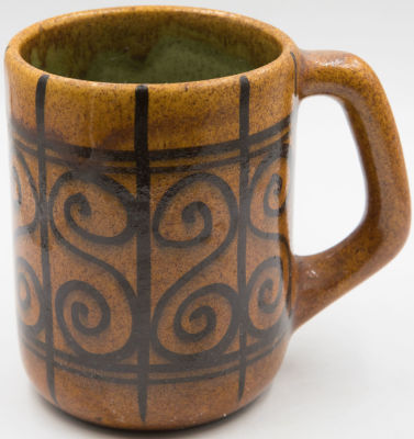 בית היוצר - כוס בירה תוצרת בית היוצר, חתום צבי. גובה: 12 ס"מ