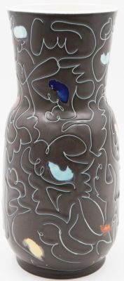 לפיד - אגרטל תוצרת לפיד, עיצוב מרתק בחריטה וצביעת אמייל, לא חתום. גובה: 31 ס"מ