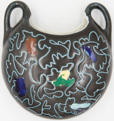 לפיד - אגרטל לתליה תוצרת לפיד, עבודת חריטה וצביעת אמייל, חתום. מידות: 15 ס"מ * 14 ס"מ