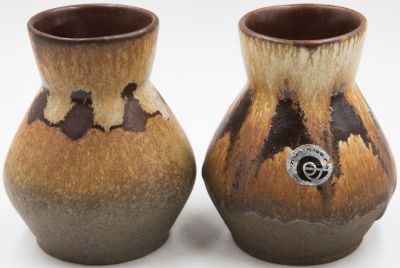 בית הספר ויצו חיפה - זוג אגרטלים תוצרת בית הספר ויצו חיפה, אחד מהם נושא מדבקת יצרן ומדבקת מס קניה 