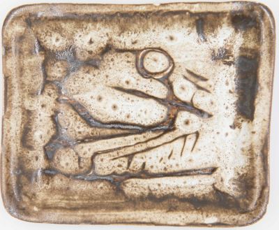 חרסה - צלחת הגשה מלבנית, תוצרת חרסה, לא חתומה, עיטור בחריטה בגווני חום לבן. מידות: 15 ס"מ * 12.5 ס"מ