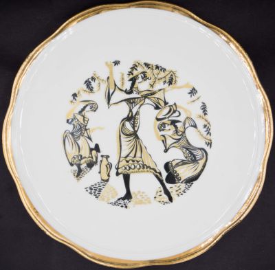 נעמן - צלחת תוצרת נעמן, סצינה תנכית, נושאת הקדשה לבני זוג שנישאו בספטמבר 1959, חתומה. קוטר: 27.5 ס"מ