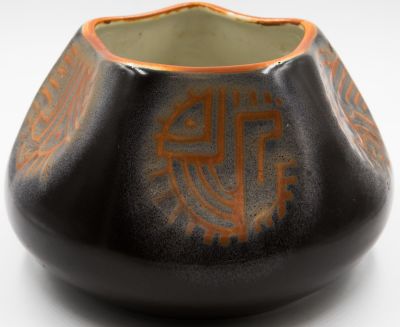 לפיד - אגרטל תוצרת לפיד, מחומש בחלקו העליון ומעוגל בבסיס, עיטורים אבסטרקטיים, לא חתום. גובה: 11 ס"מ 