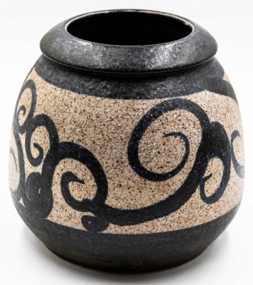 לפיד - אגרטל תוצרת לפיד, איור יד במרקם חולי ומחוספס, לא חתום. גובה: 14 ס"מ * קוטר: 15 ס"מ