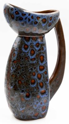 קרנת - אגרטל תוצרת קרנת, עיצוב ייחודי כולל ידית נשיאה, מרשים ביופיו, חתום. גובה: 23 ס"מ