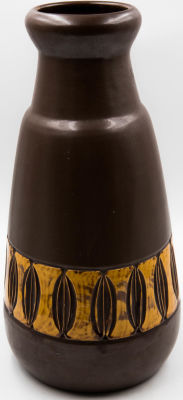 בית היוצר - אגרטל ענק תוצרת בית היוצר, חתום בית היוצר צבי, עבודת חריטה וגלזורה מבריקה ומט. גובה: 46 ס"מ