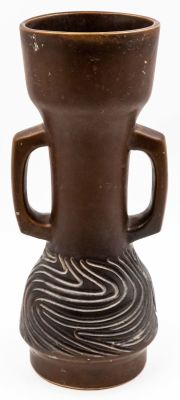 אגרטל, עבודת חריטה, נושא שתי ידיות, יצרן לא ידוע. גובה: 31 ס"מ