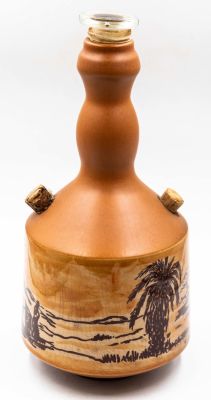 כפר מנחם - אגרטל ליין תוצרת כפר מנחם, איור של בדואים במדבר, שני פקקי שעם מקוריים ומכסה פלסטיק 