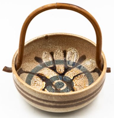 לפיד - סלסלה תוצרת לפיד, עיצוב אבסטרקטי, ידית נשיאה מבמבוק, חתום לפיד בתיה. גובה כולל ידית: 13 ס"מ 