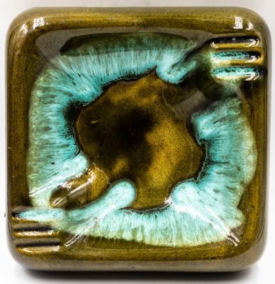 מאפרה ריבועית, ככל הנראה בית היוצר, גלזורה מבריקה, לא חתומה. גובה: 6 ס"מ, 19 ס"מ * 19 ס"מ