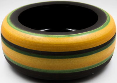 קיבוץ ברור חיל - קערה תוצרת קיבוץ ברור חיל, גוונים צהוב, ירוק ושחור, לא חתומה. גובה: 9 ס"מ * קוטר: 