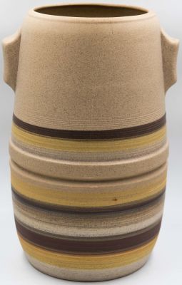 קיבוץ ברור חיל - אגרטל תוצרת קיבוץ ברור חיל, גווני חום וצהוב, חתימת האמנית חנה. גובה: 27 ס"מ * קוטר 