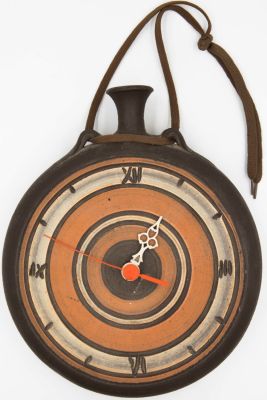 שעון קיר לתליה, יצרן לא ידוע, לא חתום, תקינות לא נבדקה. גובה: 23.5 ס"מ * קוטר: 20 ס"מ