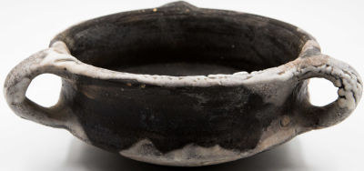 מנס - אגרטל תוצרת מנס, נושא שלוש ידיות, חתום. גובה: 7 ס"מ * קוטר: 18 ס"מ