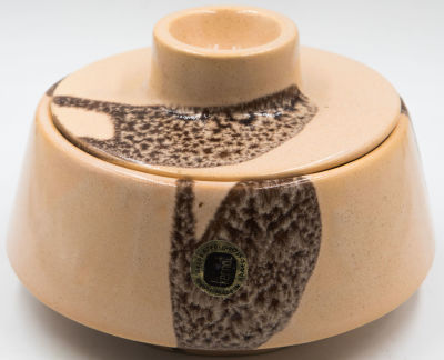 קרנת - כלי לסוכריות כולל מכסה תואם, תוצרת קרנת, מדבקת יצרן, דוגמת לבה. קוטר: 16 ס"מ * גובה כולל 