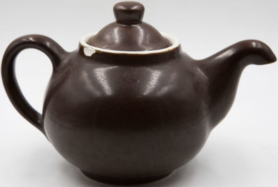 לפיד - קומקום תוצרת לפיד, גווני חום ולבן, צ'יפ בשפת הקומקום, לא חתום. גובה: 11 ס"מ * אורך כולל ידית 