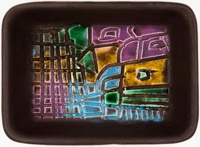 קרנת - קערה מעוטרת בחריטות ובצבעי אמייל, לא חתום, ככל הנראה קרנת. מידות: 15 ס"מ * 11 ס"מ