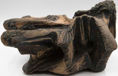 חרסה - פסל קרמיקה, עיצוב מופשט, מאת האמנית פנינה אמיר מחרסה, חתום אמיר, עבודה מסיבית וכבדה. נדיר. או 