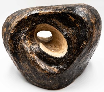 בתיה גוטמן - פסל מאת בתיה גוטמן, 1947, עבודת חימר צבועה בשחור ולבן, מופשט. אורך: 23 ס"מ * גובה: 15 