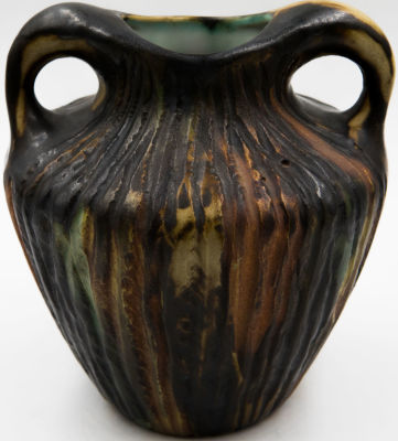 חרסה - אגרטל תוצרת חרסה, עבודת חריטה, גוונים ירוק, צהוב, חום ושחור, נושא שתי ידיות המדמה כד תנכי 