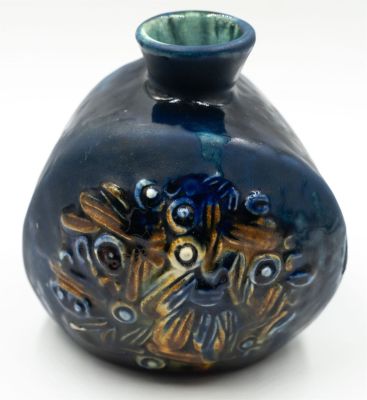 אגרטל א-סימטרי, מעוטר בתבליט ועליו גלזורה צבעונית, חתום BTS עין הוד. גובה: 12 ס"מ