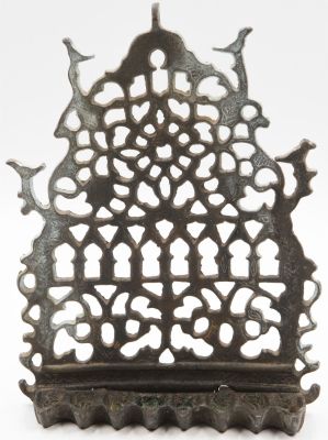 חנוכיית גב מרהיבה, ככל הנראה מרוקאית, ללא שמש. מידות: 25 ס"מ * 19 ס"מ