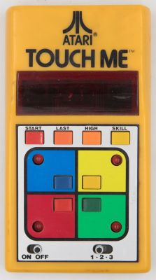 משחק זיכרון אלקטרוני - הגרסה של אטארי למשחק סיימון. אפשרות בחירה ל-3 משחקים שונים ורמות קושי 