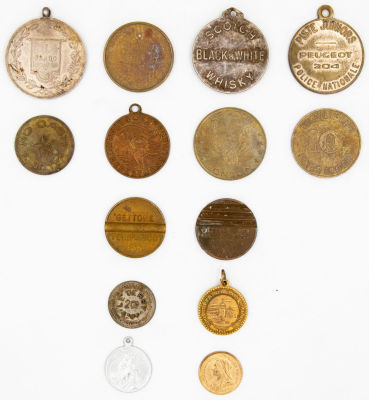 לוט המכיל טוקנים ותליונים שונים מרחבי העולם בנושאים שונים ומגוונים