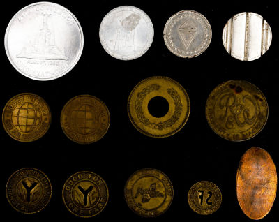 לוט 13 טוקנים מהעולם, כולל אסימון הרכבת התחתית ניו יורק, אסימון חשמלית סן פרנסיסקו, 1 סטפן 