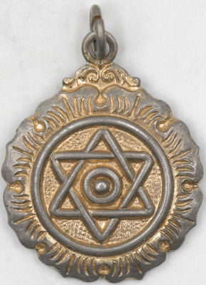 מדליון גדוד נהגי הפרדות מלחמת העולם הראשונה. מופיע בקטלוג של אלכס פרידמן. קוטר כ-24 מ"מ. מוזהב