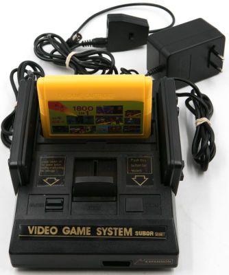 מערכת משחקי וידאו, שנות השמונים. מערכת שלמה כוללת את הקונסולה, שני שלטים, מחסנית משחק, שנאי 