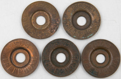 לוט הכולל 5 אסימוני נחושת לטלפון ציבורי, תשי"ג