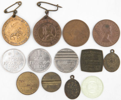 לוט המכיל: 1. מדליה מדרום אפריקה, 1937, לכבוד הכתרתם של ג'ורג' השישי ואליזבט כמלך ומלכת אנגליה. 