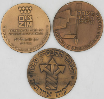 לוט 3 מדליות ישראל: 1. מדליה להענקה לעובד המצטיין 1980 של ידיעות אחרונות, ברונזה, 59 מ"מ. 2. 