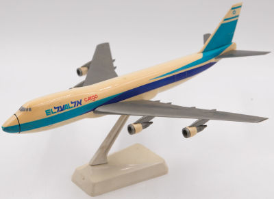 דגם מטוס מטען של חברת אל על, עשוי פלסטיק. אורך: 28 ס"מ, מוטת כנפיים: 24 ס"מ