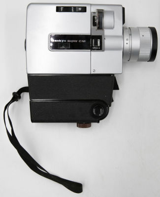 מסרטת 8 מ"מ SANKIO, תוצרת HPI, כולל תיק נשיאה מקורי, תעודת אחריות וחוברת הפעלה. לא נבדקה תקינות