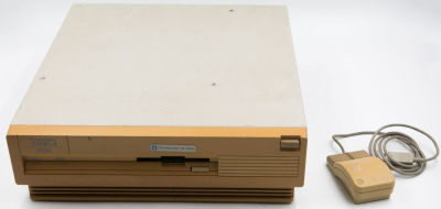 קומדור - מחשב קומודור אמיגה 3000, יצא בשנת 1990. 16Mhz 2MB כולל עכבר מתוצרת קומודור אף הוא. לא 