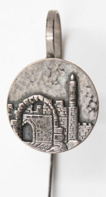 סימניה עשויה כסף סטרלינג 925 הנושאת תבליט של מגדל דוד, הוצאה מיוחדת של מוזיאון ישראל, חתום כסף 925. 