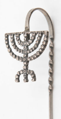 סימניה עשויה כסף סטרלינג 925 הנושאת את סמל המנורה, הוצאה מיוחדת של מוזיאון ישראל, חתום כסף 925. א 