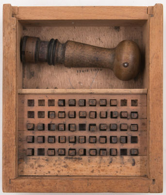 חותמת דואר (תל אביב) תאריך, מוקדמת (שנות החמישים). החותמת בעלת ידית עץ וראש עשוי ברונזה, בו 