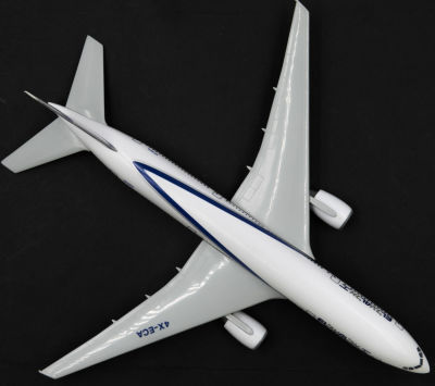 דגם מטוס נוסעים של אלעל Boeing 777-200. מצב חדש, מתוצרת חברת Lupa הולנד. אורך כ-32 ס"מ, מוטת 