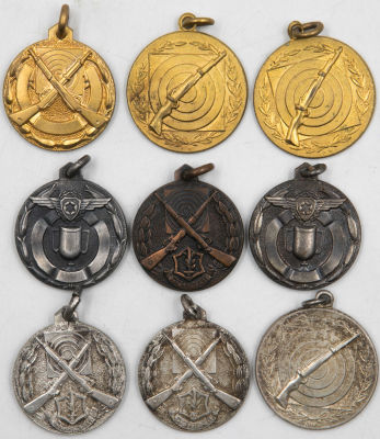 לוט 9 מדליוני זכיה מוקדמים בתחרויות ירי של חיל האויר. נדירים ביותר. חלקם נושאים את סמל כנפי 