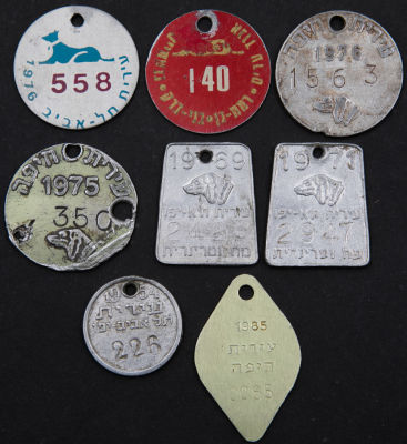 לוט 8 תויות שונות של חיסוני כלבת 1954-1983, תל אביב, חיפה ורמת גן. חלקן עם הטבעת דמות ראש כלב