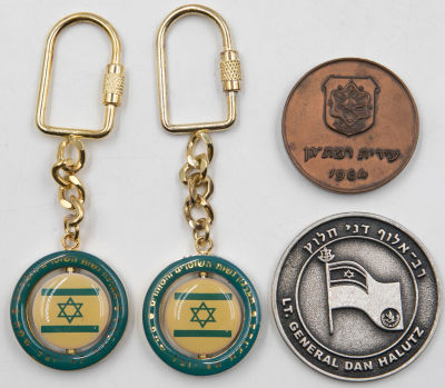 לוט הכולל: 1. מדליה פרטית מאת רב אלוף דני חלוץ. 2. מדליה יום הצנחנים ברמת גן, 1964, נחושת. 3. 