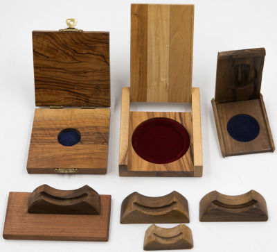 לוט 3 קופסאות ו 4 מעמדים למדליות מעץ זית