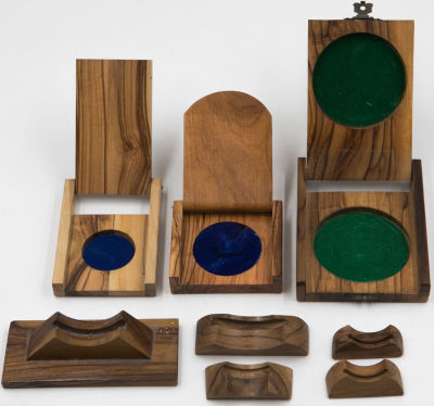 לוט 3 קופסאות ו 5 מעמדים למדליות מעץ זית